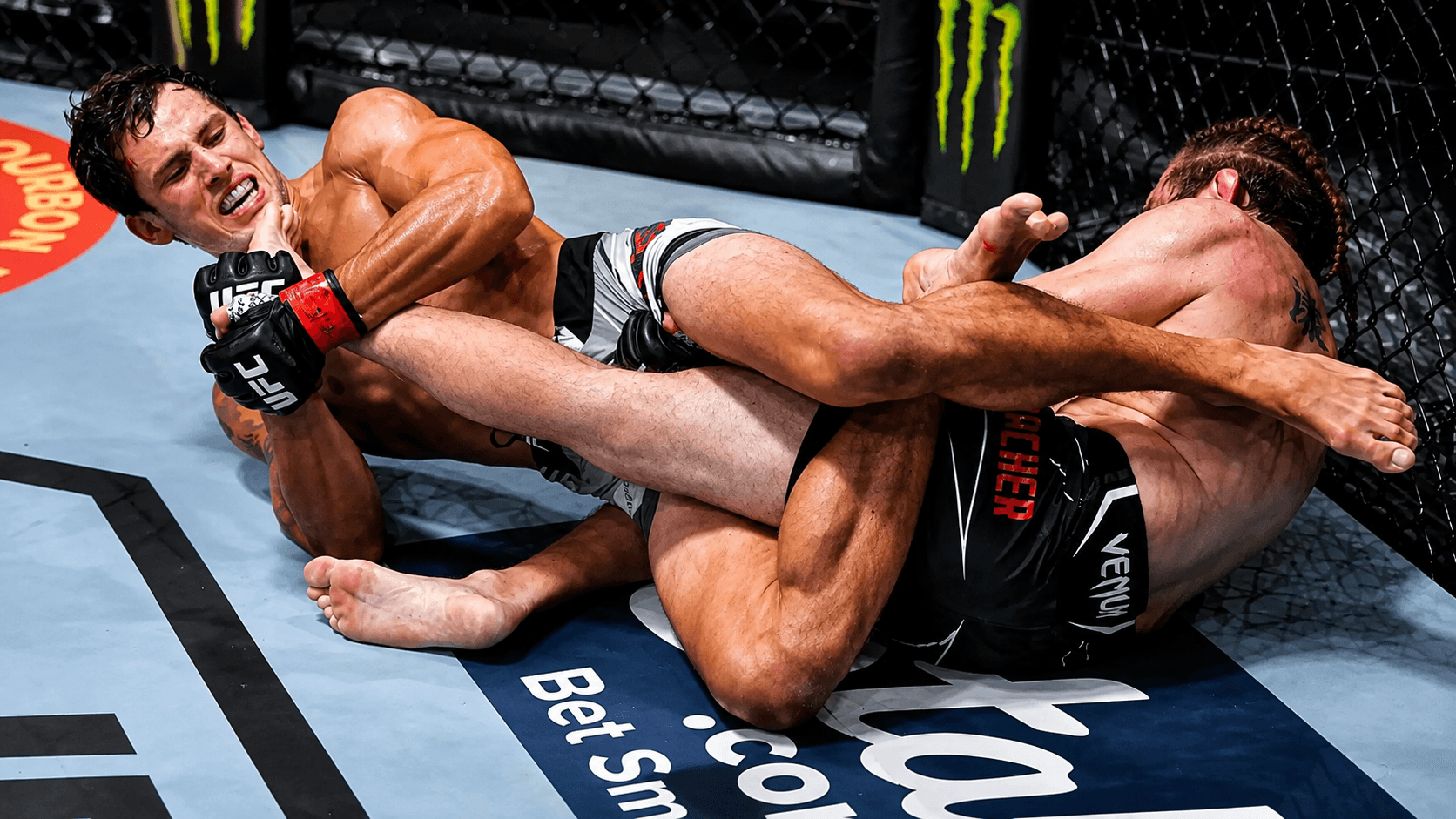 A fighter isolating a kneebar.